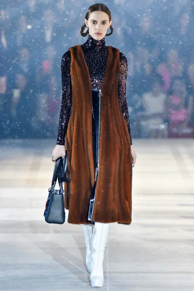 Look 16